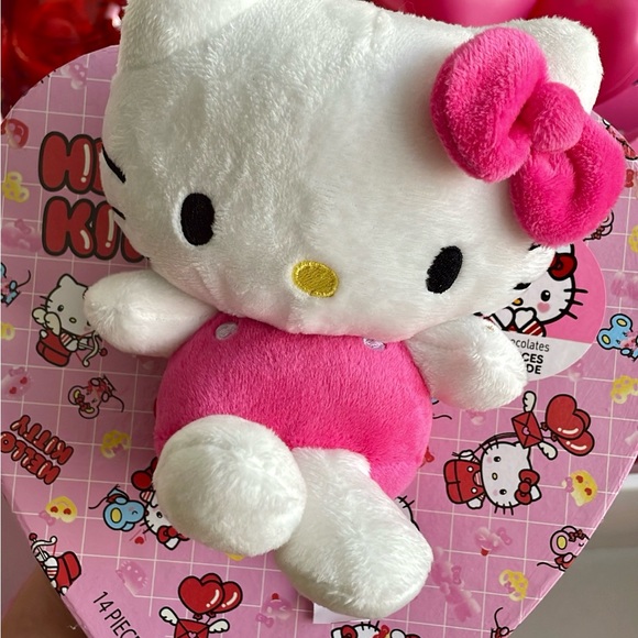 HELLO KITTY Valentines Heart Box with Plush. - Picture 4 of 4